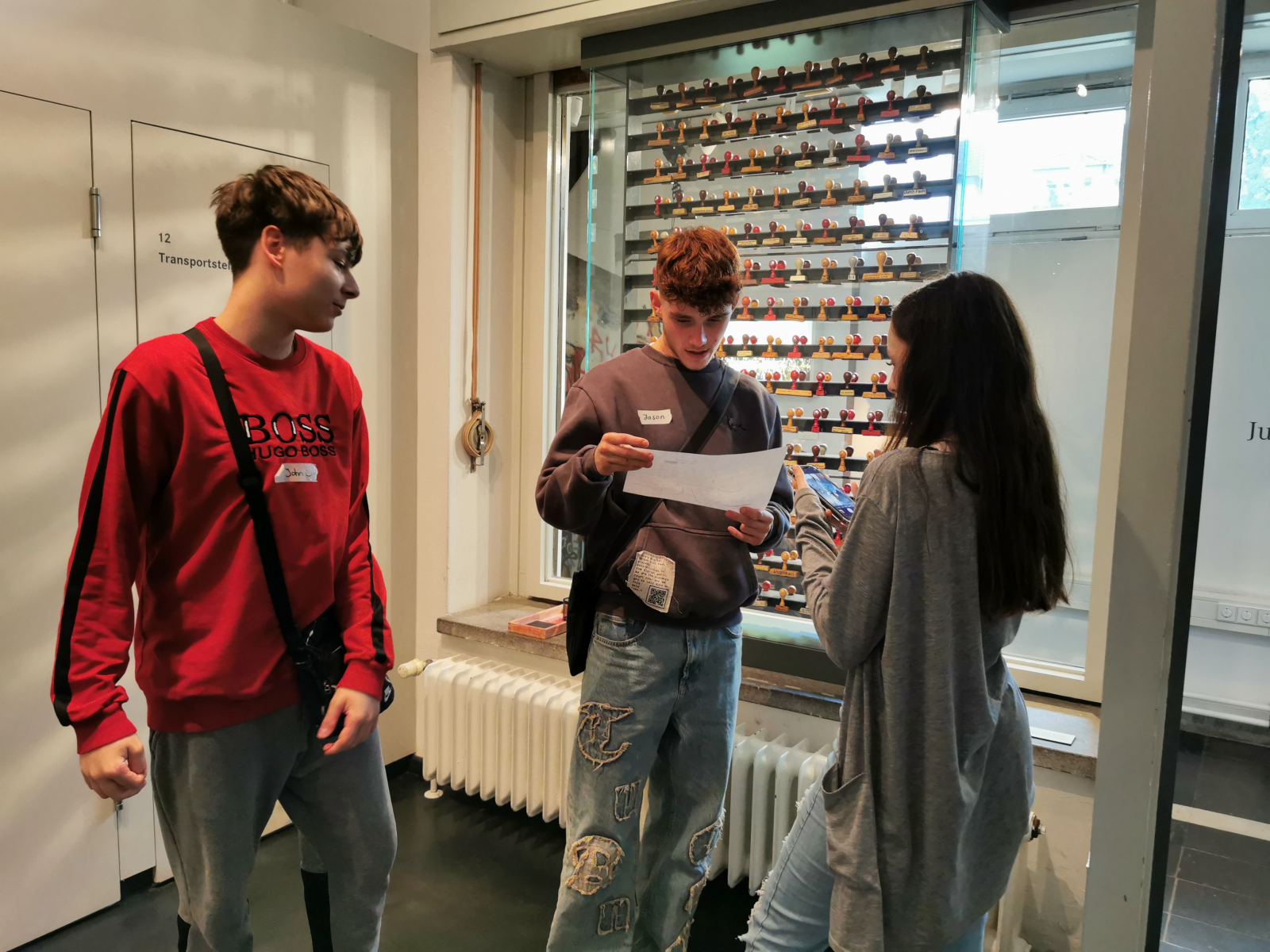 Jugendliche in der Ausstellung